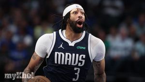 Klay Thompson Praises Anthony Davis For Outstanding Performance In Mavericks Win