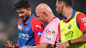 DC vs KKR: Why is Axar Patel in Pain while Batting? What happened to Delhi Capitals Captain?