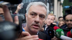 Jose Mourinho Punished, Fined after pinching Galatasaray Coach's Nose in Turkish Derby