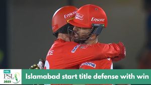 PSL 2025: Islamabab United Crush Lahore Qalandars to Launch Title Defence in Tournament Opener, Jason Holder, Colin Munro Shine in Victory