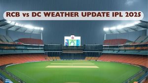 RCB vs DC Weather Update IPL 2025: M Chinnaswamy Stadium Rain Prediction, Dew Factor, Pitch Report