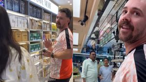 IPL 2025: SRH fan Heckles and Taunts Travis Head on Public, says 'He is Showing Attitude' as Australian denies Selfie