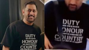 MS Dhoni Viral Moment Takes Centre-Stage As Thala Shows Love For India Amid Cross-Border Tensions: WATCH
