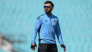 Virat Kohli announces Test retirement, RCB react with Viral Emojis and Emotional Post