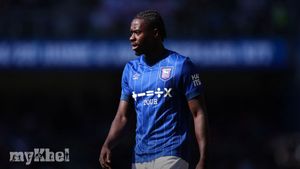 Burnley Strengthens Defence With Signings Of Quilindschy Hartman And Axel Tuanzebe