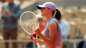 French Open: Swiatek tees up Sabalenka clash with straight-sets win over Svitolina