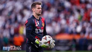 Manchester United Extends Tom Heaton's Contract For Another Year Amid Leadership Role