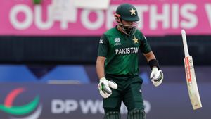 Babar Azam to do Wicketkeeping for T20I Comeback? Pakistan Coach Mike Hesson has THIS to say