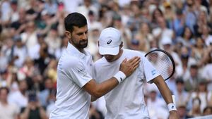 Wimbledon: Djokovic hits back to dismantle De Minaur