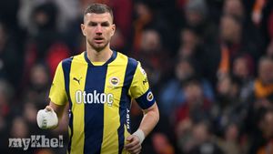 Edin Dzeko Eager To Contribute At Fiorentina After Returning To Italy