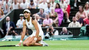 Raducanu must commit to a coach, says Navratilova