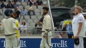 IND vs ENG 4th Test: Ben Stokes Ignored as Jadeja, Sundar Reject Handshake Offer to Bat On for Centuries: WATCH