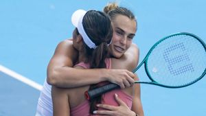 Sabalenka scrapes past Raducanu in Cincinnati after three-hour thriller
