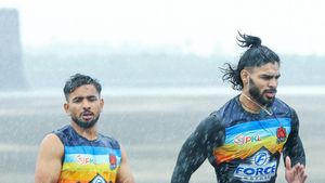 PKL 2025: Aslam Inamdar, Akash Shinde lock horns against each other in Kabaddi Opener