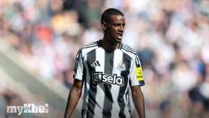 Tomasson Defends Alexander Isak's Professionalism In Ongoing Liverpool Transfer Saga