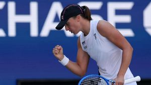 US Open: Swiatek sweeps aside Arango to reach second round