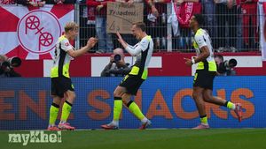 Borussia Dortmund Secures 2-0 Victory Over Mainz 05 To Keep Pressure On Bayern Munich