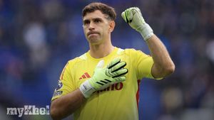 Emiliano Martinez's Stellar Performance Secures Goalless Draw For Aston Villa Against Everton