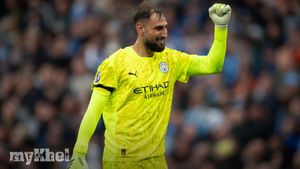 Paul Scholes Critiques Manchester United's Recruitment Strategy Following Donnarumma Snub