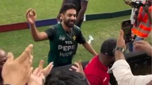 Badla Lena Hai! India Ko Chhorna Nahi: Haris Rauf’s Viral Fan Moment Before Asia Cup 2025 Final
