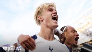 Tottenham Triumphs Over West Ham 3-0 As Bergvall Impresses And Soucek Receives Red Card