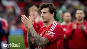 Victor Lindelof Signs For Aston Villa As Club Pursues Loan Deals For Elliott And Sancho