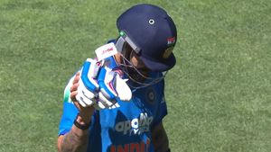 IND vs AUS 2nd ODI: Virat Kohli Acknowledges Adelaide Crowd After Second Successive Duck — Is Retirement Nearing?