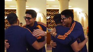 Rohit Sharma Greets New Captain Shubman Gill with a Hug Ahead of Australia ODIs: WATCH