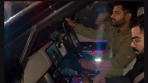 MS Dhoni drops Virat Kohli with his Own Car after Dinner in Ranchi, Video goes Viral