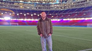 Lionel Messi returns to Barcelona, pens special message after Visit