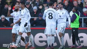 Manchester United Triumphs 2-1 Against Crystal Palace As Mount And Zirkzee Score In Comeback