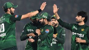 Pakistan crowned tri-series T20 champions after another Sri Lanka batting collapse
