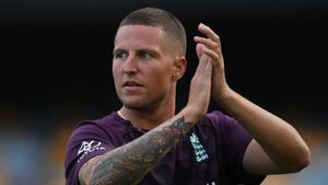 The Ashes: England 'looking to put smiles on faces', says Carse