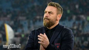 Daniele De Rossi Apologises After Stern Expression In Roma Return Tribute