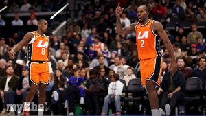 Kawhi Leonard Ties Clippers Scoring Record While Adhering To Minutes Restriction