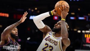 Lakers Hold Off Suns In Close Game; Timberwolves Maintain Winning Streak Without Edwards