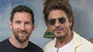 KKR Co-Owner Shah Rukh Khan, Son AbRam Meet Argentine Legend Lionel Messi in Kolkata Before Chaos Erupts
