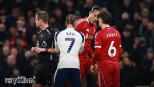 Van Dijk Says No Ill Will Towards Simons After Red Card And Urges Calm Ahead Of Christmas