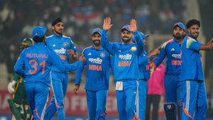 Virat Kohli's Record 52nd ODI Ton Sinks Proteas in 681-Run Thriller: Full List of Award Winners & Key Stats from Ranchi