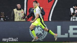 Chelsea Recall Aaron Anselmino From Borussia Dortmund Amid Defensive Injuries