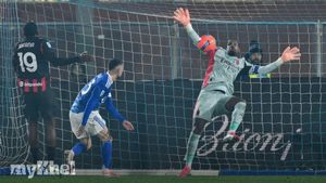 AC Milan Maignan Heroics Help Beat Como And Narrow Inter Gap
