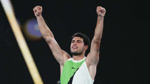 Australian Open: Alcaraz clicks through the gears to dismantle De Minaur