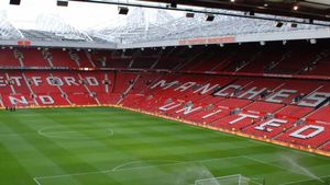 Man United face competition from Premier League rivals for Serie A sensation