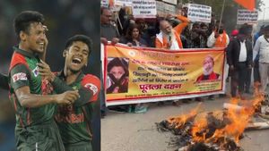 Mustafizur Rahman in IPL 2026: Protests Against Shah Rukh Khan Over Signing Bangladesh Cricketer; KKR Co-Owner's Effigies Burnt in Delhi