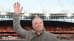 Arsenal Title Race Fear Must Not Creep In, Warns Bergkamp