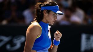 Transylvania Open: Raducanu makes winning start after coach split