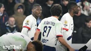 Paris Saint-Germain Reclaim Ligue 1 Summit With Mendes Goal After Hakimi Red Card