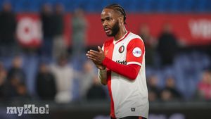 Raheem Sterling Feyenoord Debut Criticism Met With Van Persie Defence