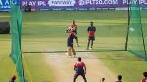 DC vs RCB Predicted XI: Delhi Capitals vs Royal Challengers Bengaluru Team News, Predicted Lineup & Injury Updates For IPL 2026 Match 39