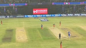 DC vs RCB IPL 2026: Why Was DC’s Innings Halted In Middle At The Arun Jaitley Stadium?
